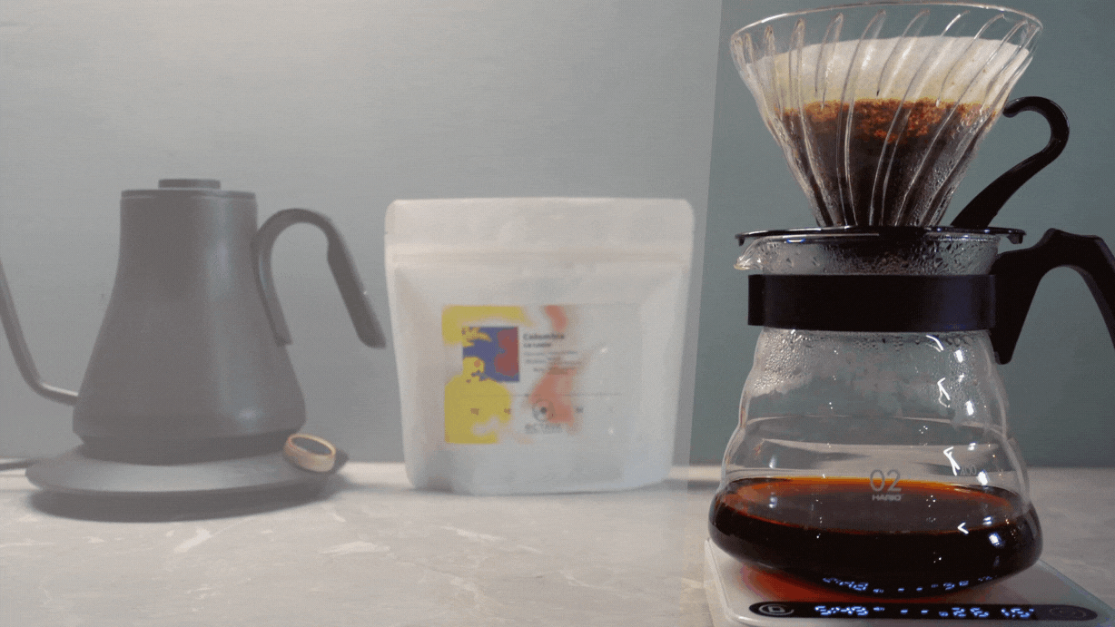 Kawa Octava — dripper V60, czajnik i paczka kawy